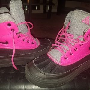 NIKE BOOTS WOODSIDE 2 HIGH PINK/BLACK/GREY